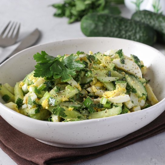 Салат з огірка, яєць і цибулі