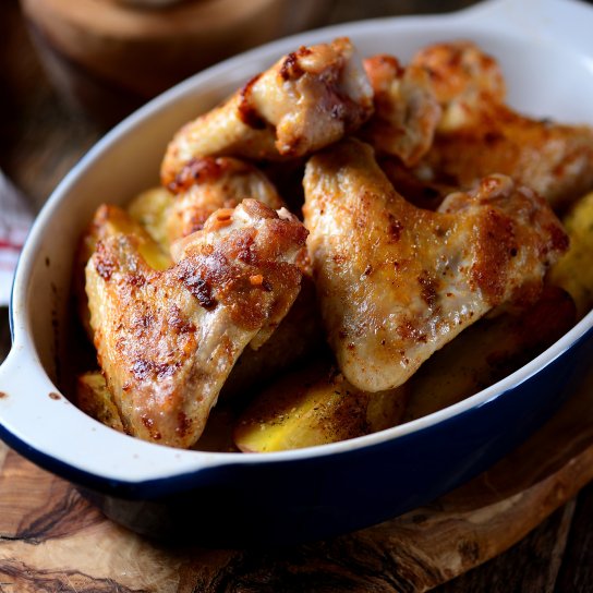 Запечені крильця з картоплею