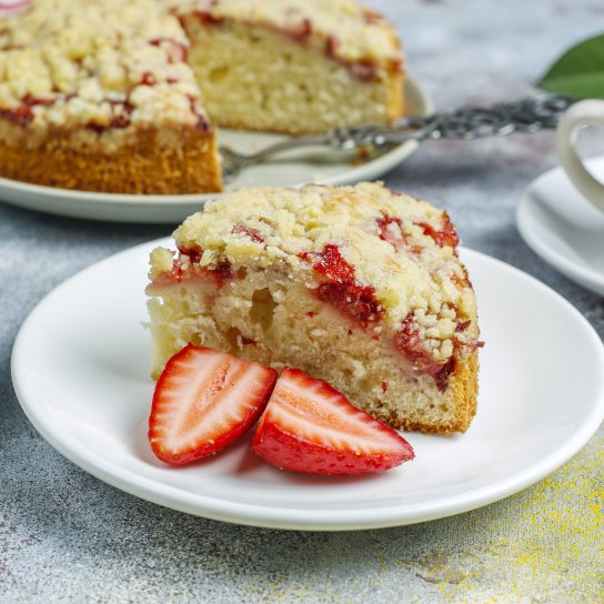 Йогуртовий торт із лимоном і ревенем