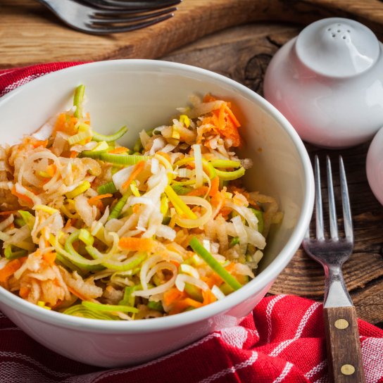 Салат из моркови, яблок и порея