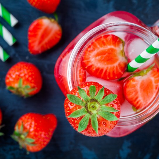 Сангрія з полуницею і білим вином