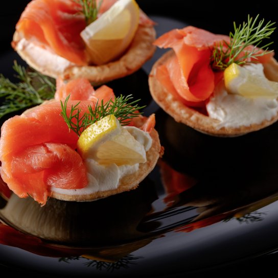 Тарталетки с красной рыбой и зеленью