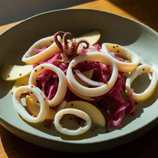 Салат с кальмарами и яблоками