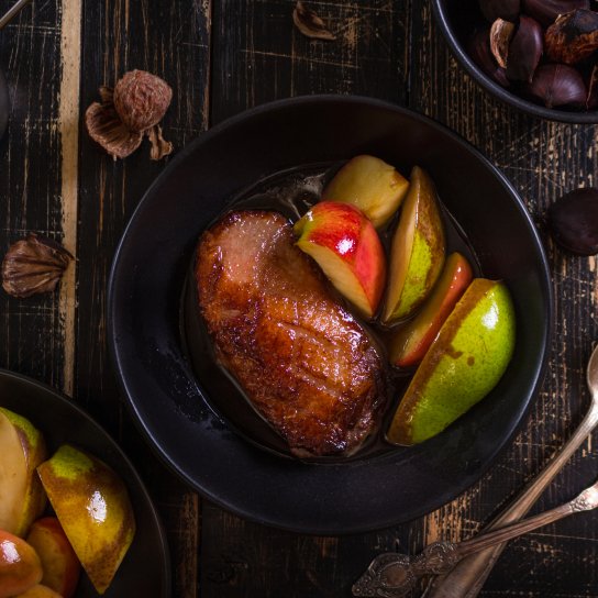 Гусиная грудка с яблоками