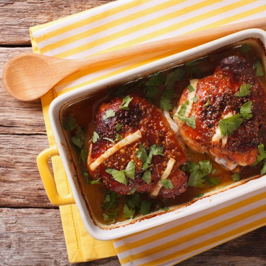 Курка в духовці з цибулею