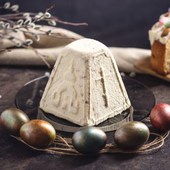 Творожная паска с пряностями и изюмом