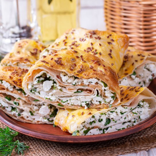 Рулетики з лаваша з бринзою