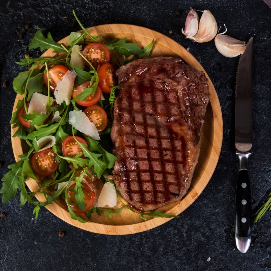 Стейк з руколою і сиром пармезан