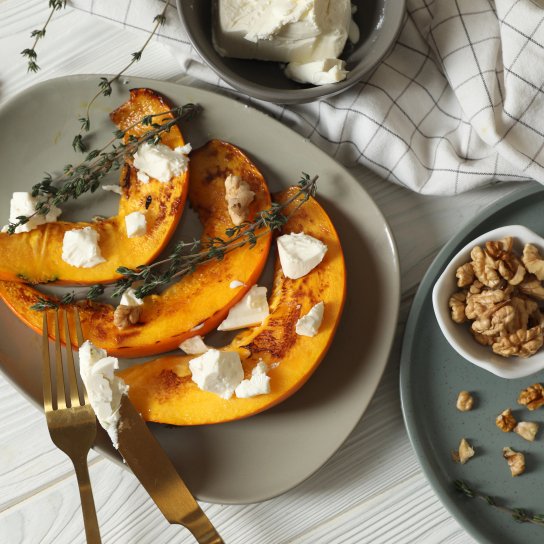 Гарбуз запечений з камамбером та горіхами
