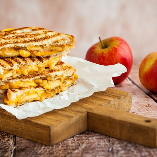 Сендвіч на грилі з сиром та яблуками