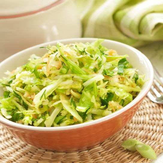 Салат з молодою капустою і м'ятою