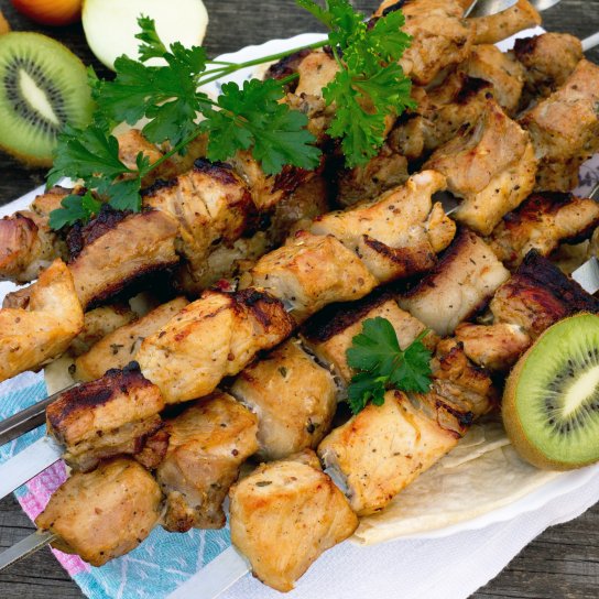Шашлык с киви и помидорами