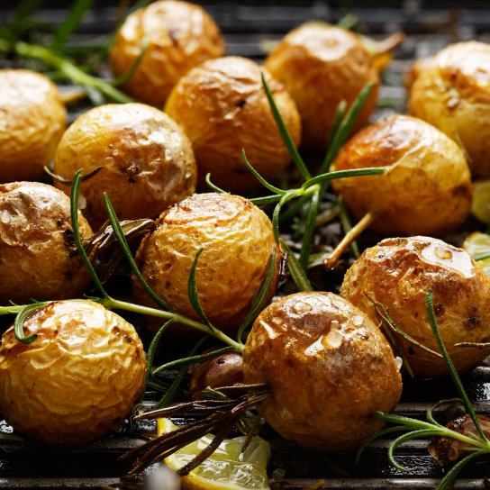 Запечена картопля на шампурах