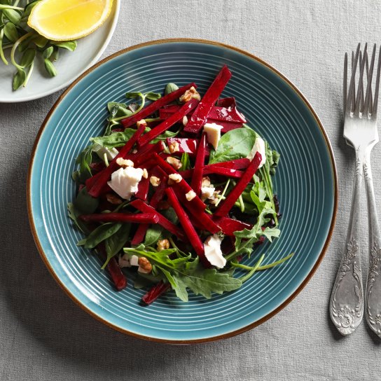салат с запеченной свеклой и рукколой