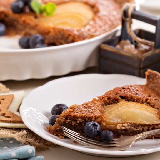 Шоколадний пиріг з грушею