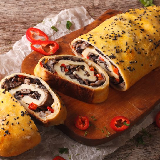Рулет з грибами і солодким перцем