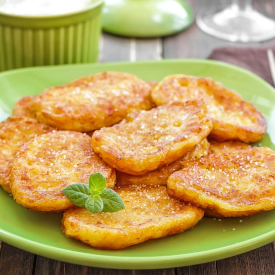 Деруни з яблук і манки