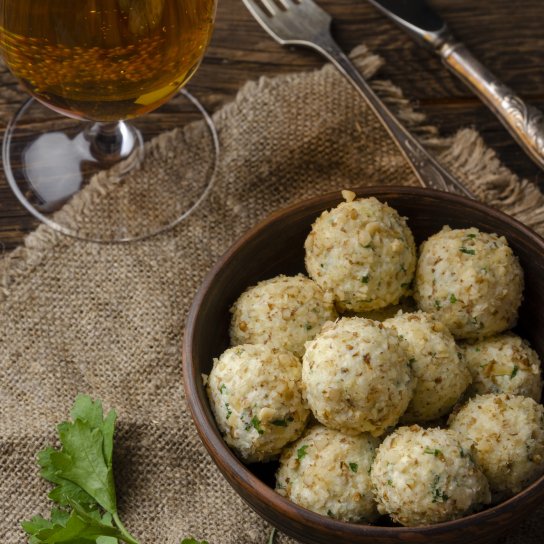 Сирні кульки з часником