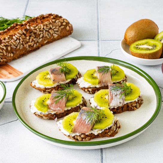 Брускети з ківі й оселедцем