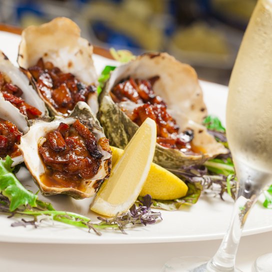 Устриці з беконом і томатним соусом