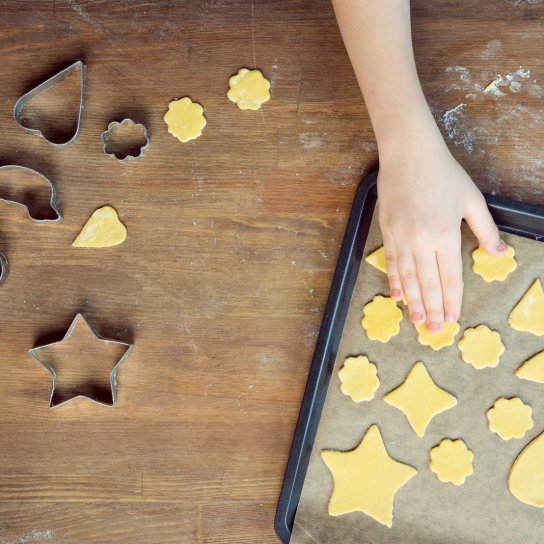 Дитина готує печиво