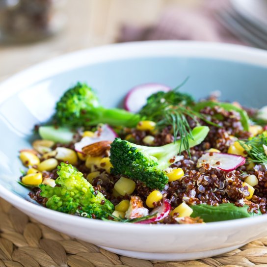 Салат із кіноа, редиски та броколі