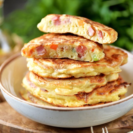 Рисовые оладьи с ветчиной и твердым сыром