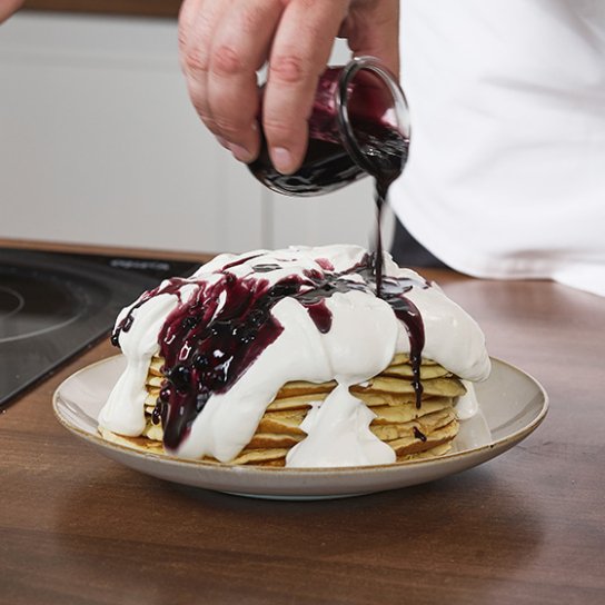 Панкейки з джемом з лохини