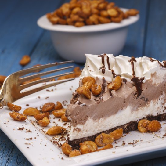 Шоколадно-арахісовий торт з морозивом