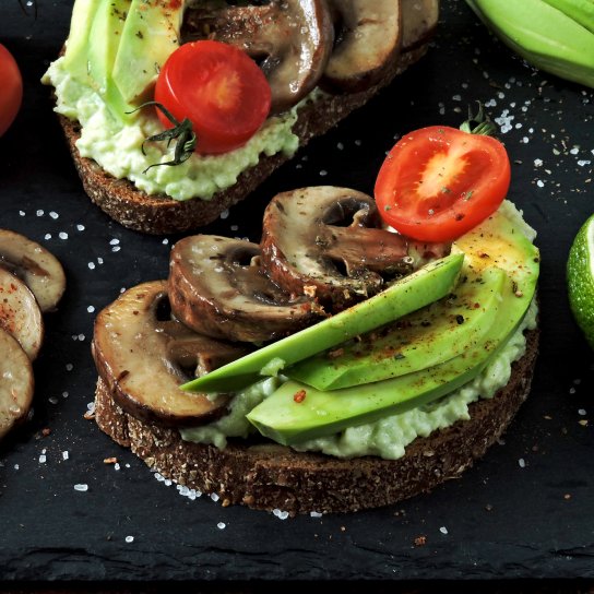 Тости з авокадо і грибами