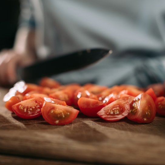 Томати на обробній дошці