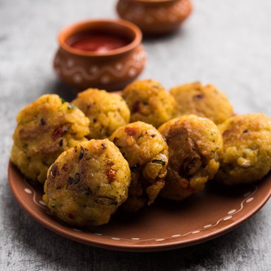 Тарілка з рисовими битками та соусами