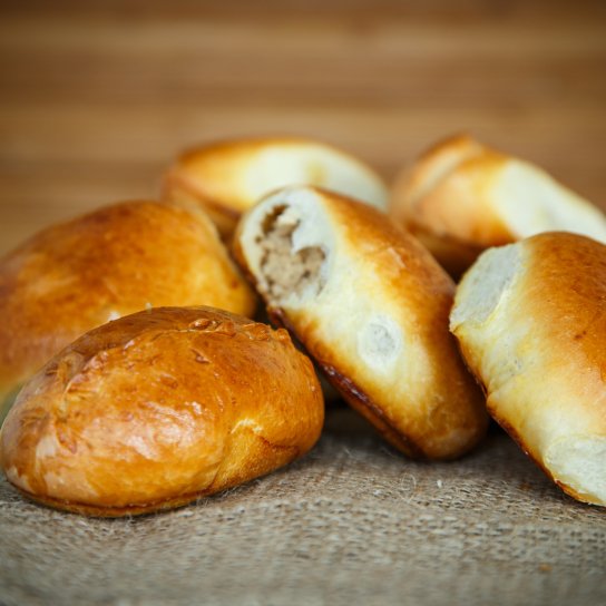 Тістечка з мʼясною начинкою