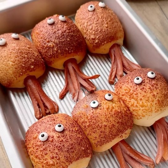 Булочки з сосисками у вигляді кальмара