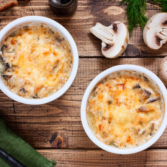 Куряча печінка з квасолею і грибами