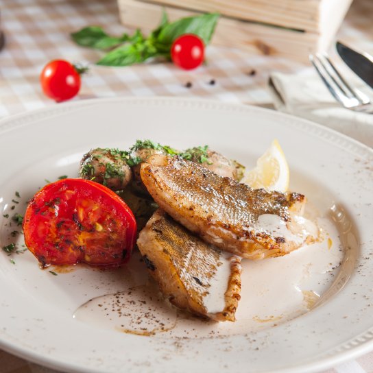 Запечений окунь з імбиром і овочами