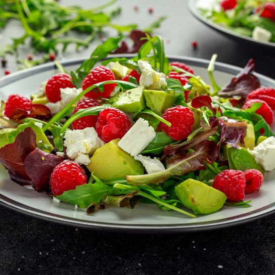 Салат з авокадо, малиною і м’яким сиром