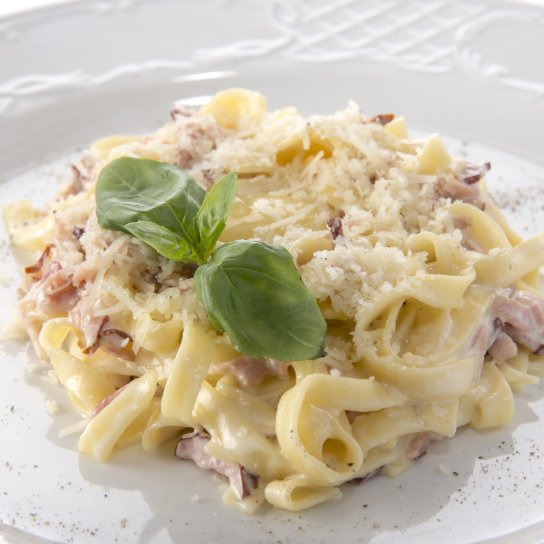 Паста з куркою і беконом