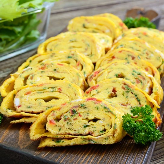 Яичный рулет с перцем