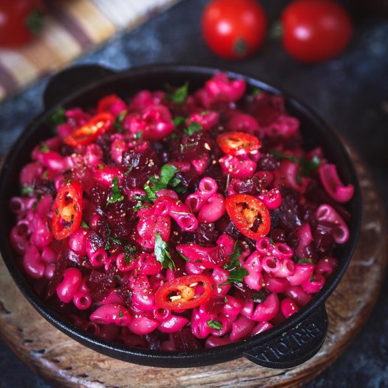 Макароны со свекольным соусом