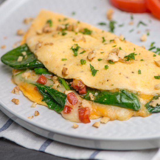 Омлет з помідорами й базиліком