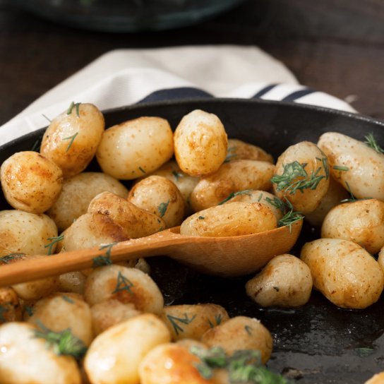 Молода картопля на сковороді