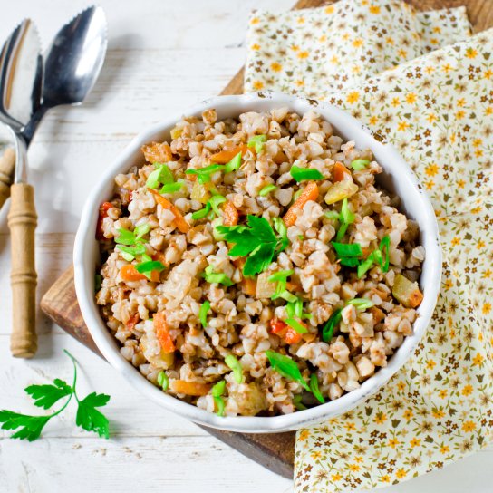 Салат з гречки з овочами