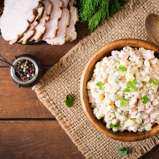 «Олів’є» з ковбасою, м'ясом і шинкою