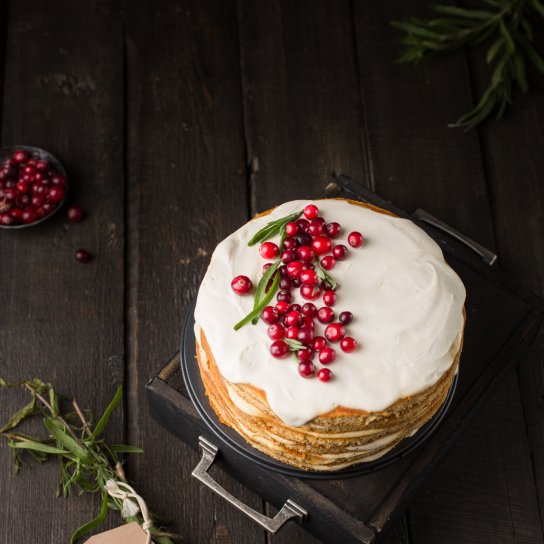 Праздничный торт с грушами и клюквой