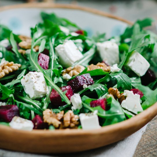 Салат з руколи, буряка і горіхів