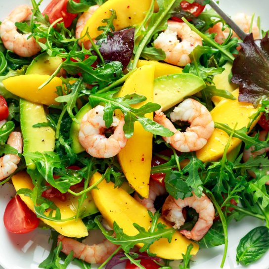 Салат з креветками та консервованим манго