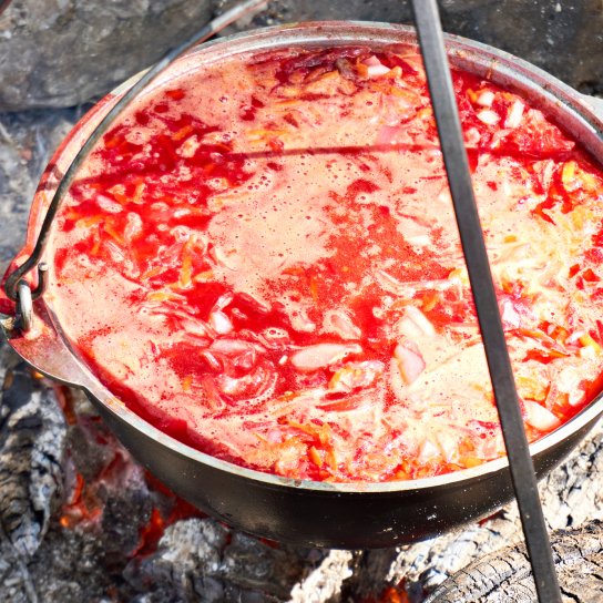 Гетьманський борщ у казані