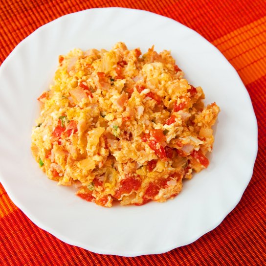 Яєчня-бовтанка з томатами і кукурудзою