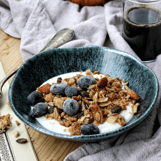 Гранола з йогуртом